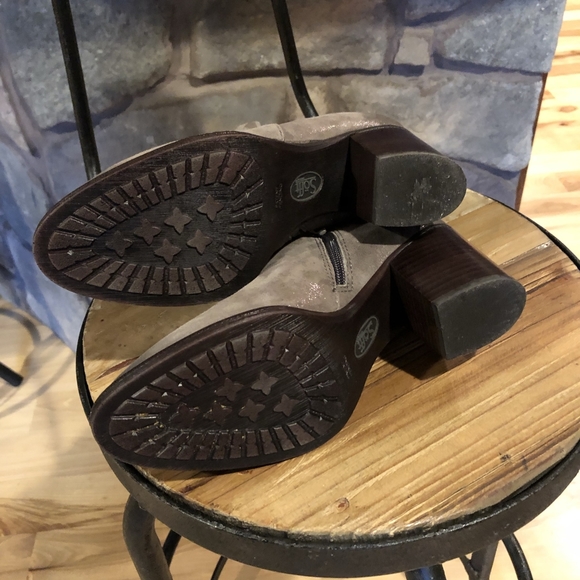 Sofft Ware Smoke Distressed Metallic Suede Chunky Heel, size 6.5 - Picture 4 of 8